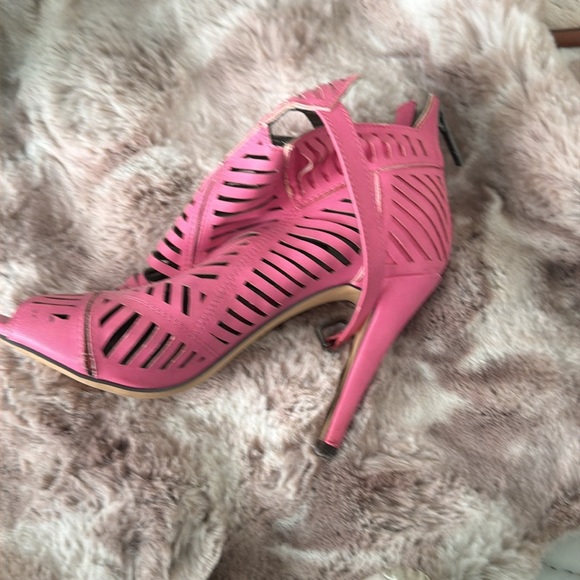 💕Pink Heels 👠 - Picture 2 of 3